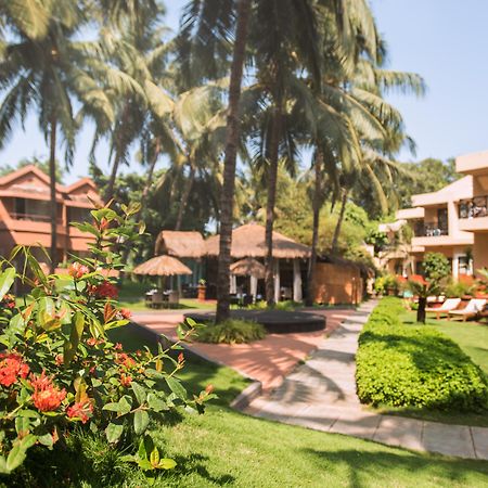 Whispering Palms Beach Resort Candolim Exteriör bild