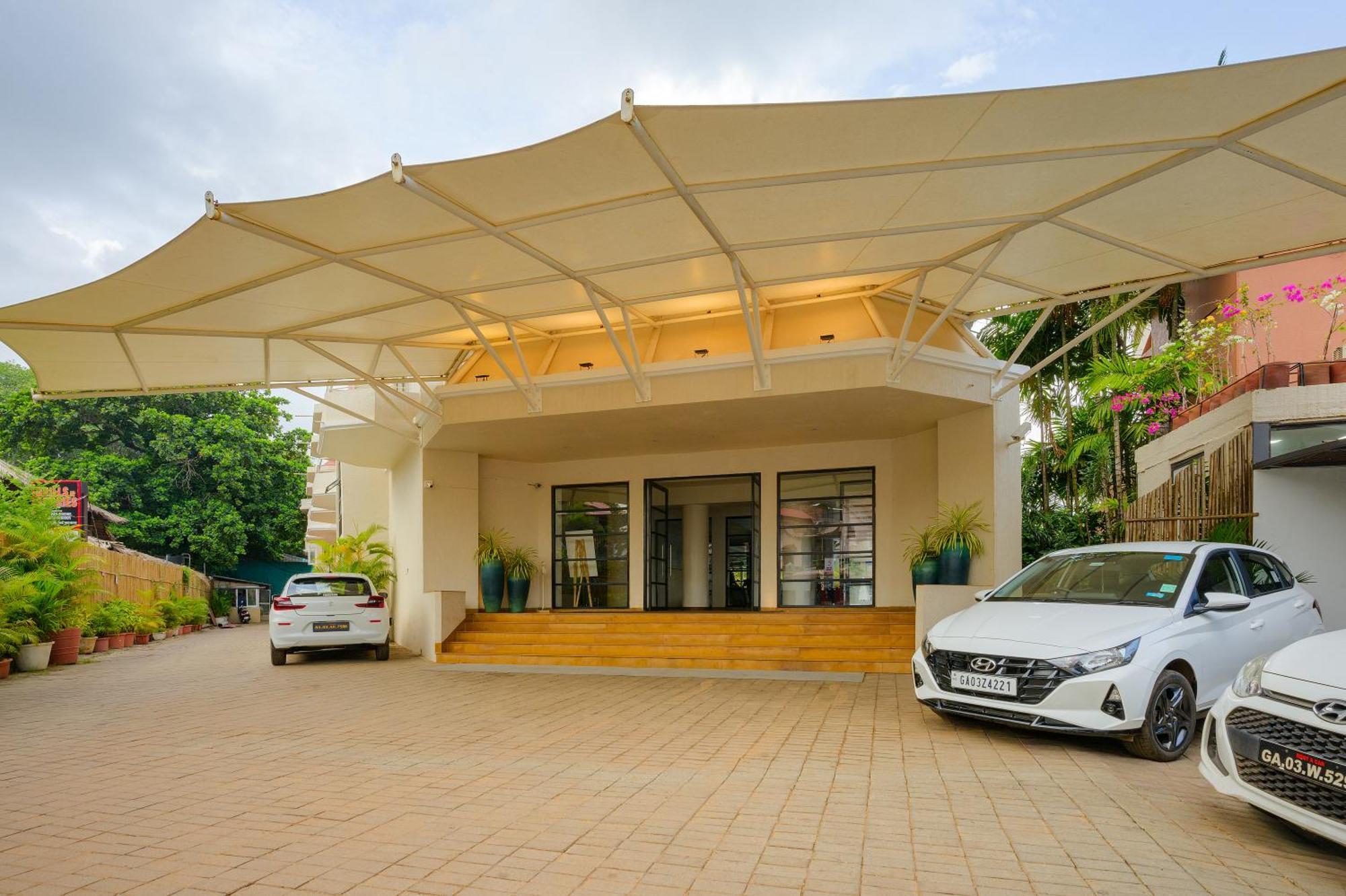 Whispering Palms Beach Resort Candolim Exteriör bild