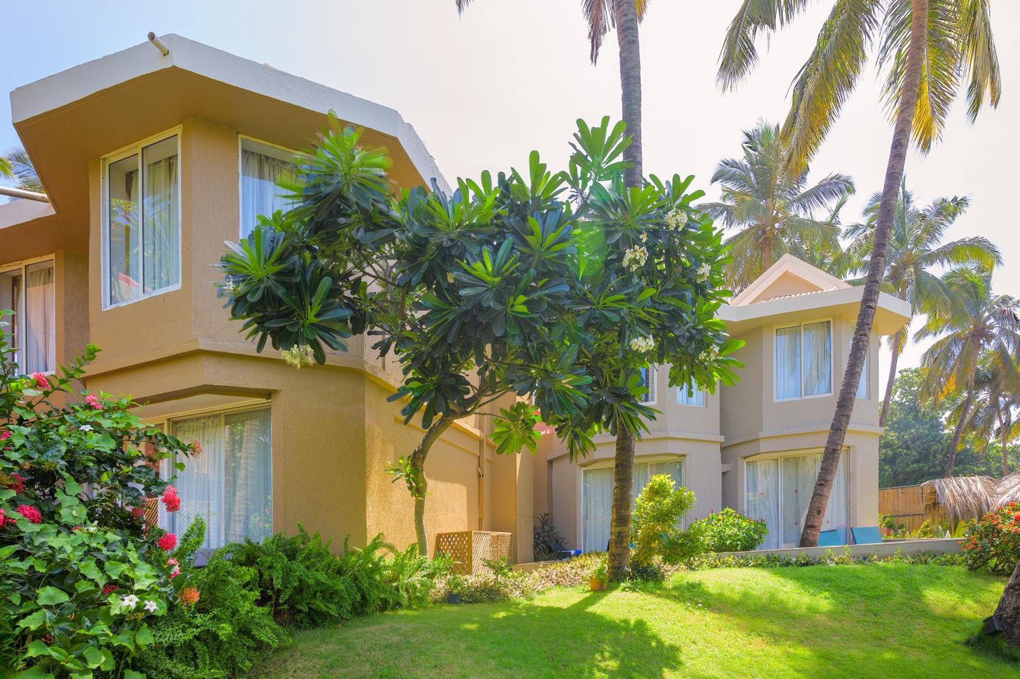 Whispering Palms Beach Resort Candolim Exteriör bild