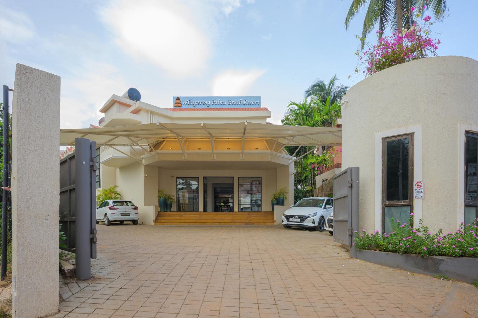 Whispering Palms Beach Resort Candolim Exteriör bild
