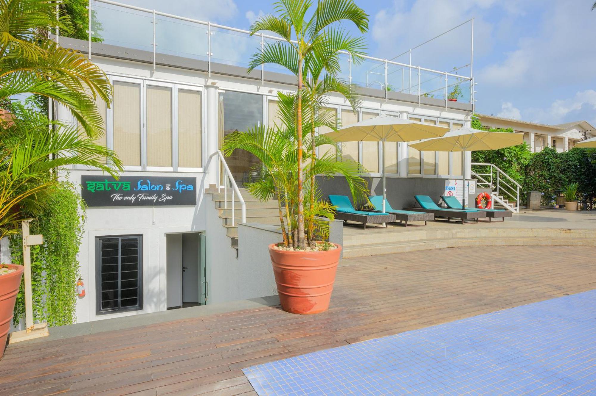 Whispering Palms Beach Resort Candolim Exteriör bild