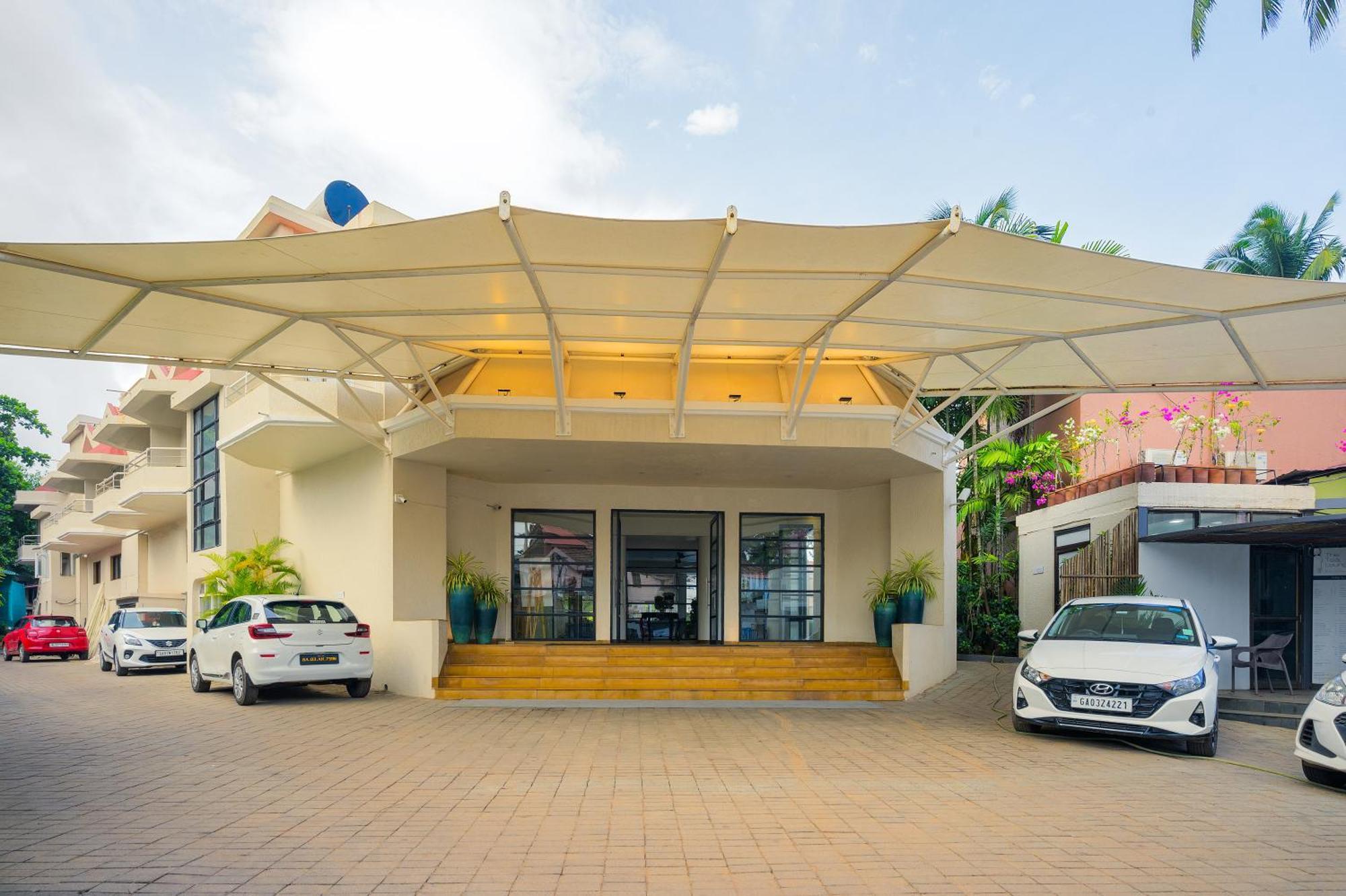 Whispering Palms Beach Resort Candolim Exteriör bild