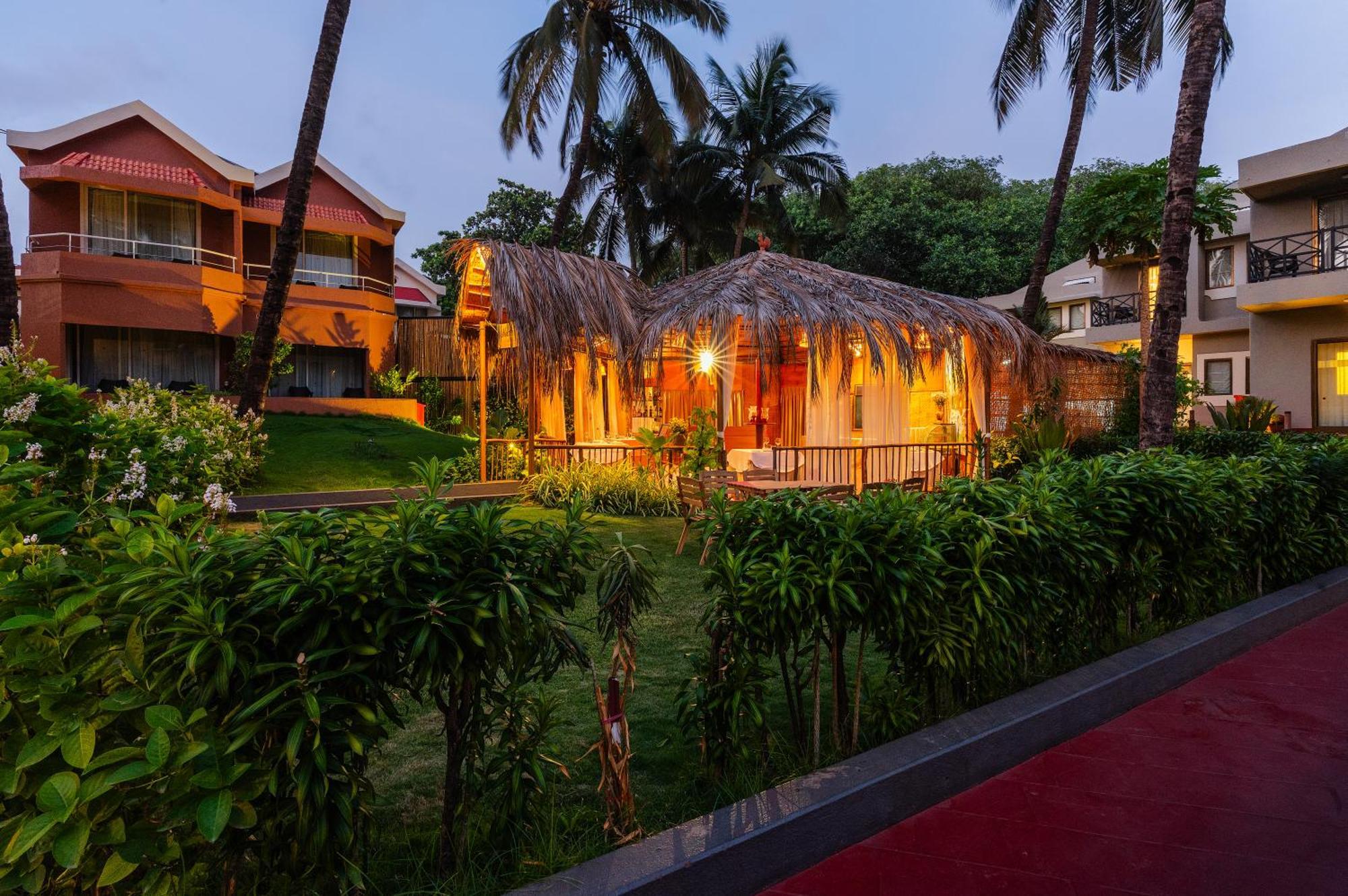 Whispering Palms Beach Resort Candolim Exteriör bild