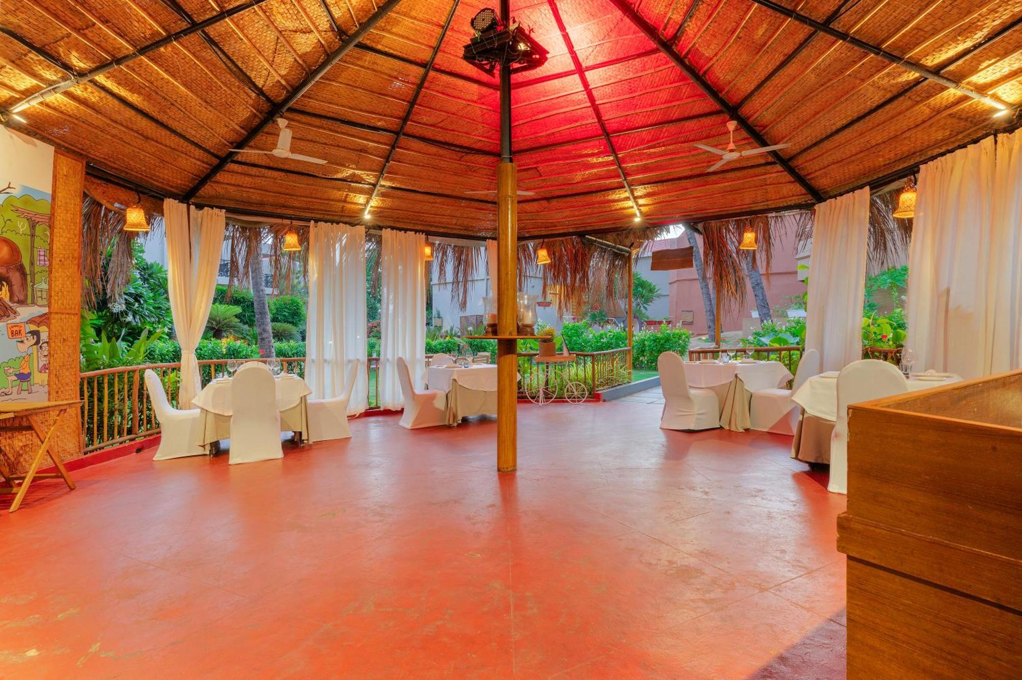 Whispering Palms Beach Resort Candolim Exteriör bild