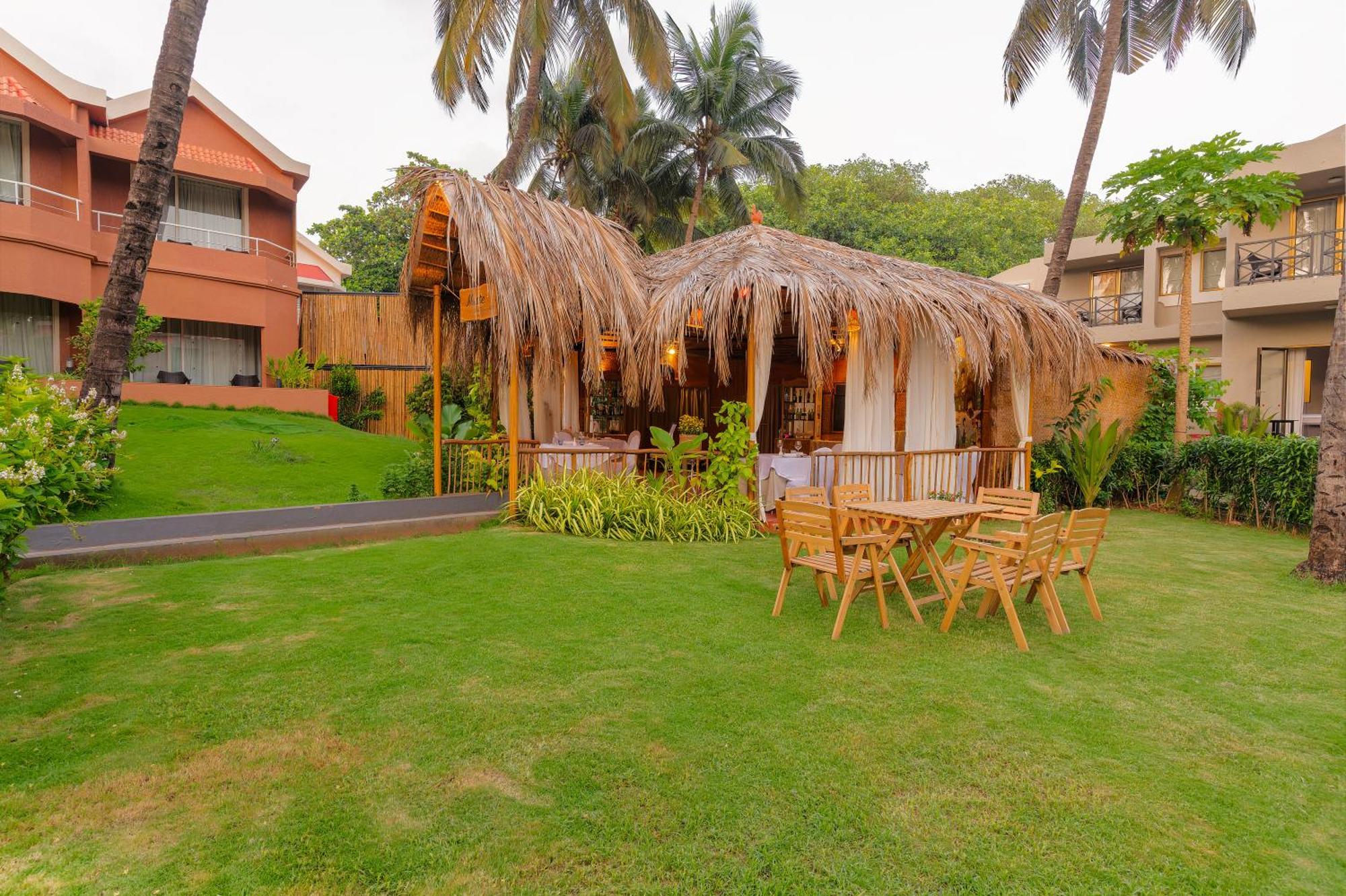Whispering Palms Beach Resort Candolim Exteriör bild