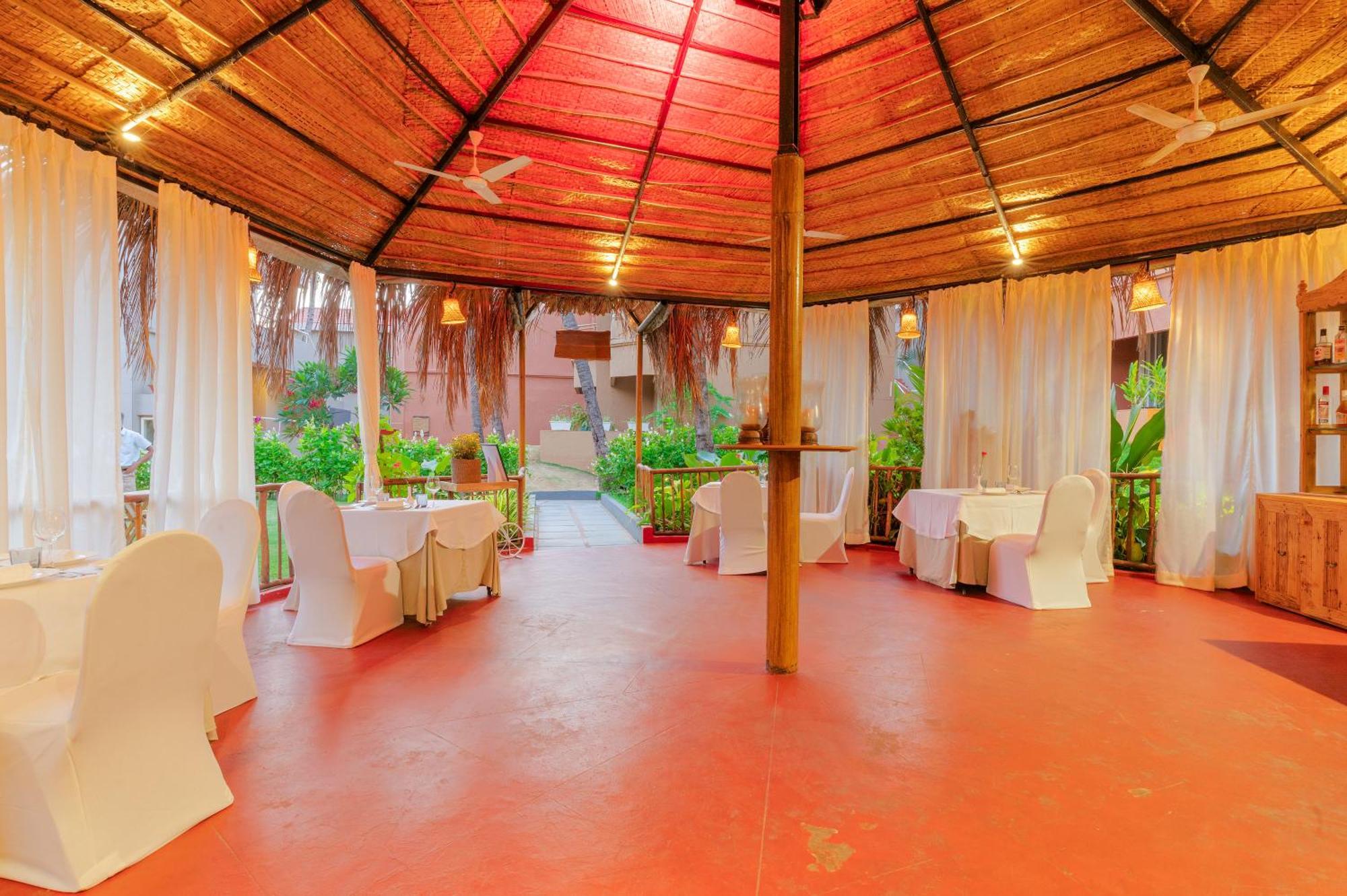 Whispering Palms Beach Resort Candolim Exteriör bild