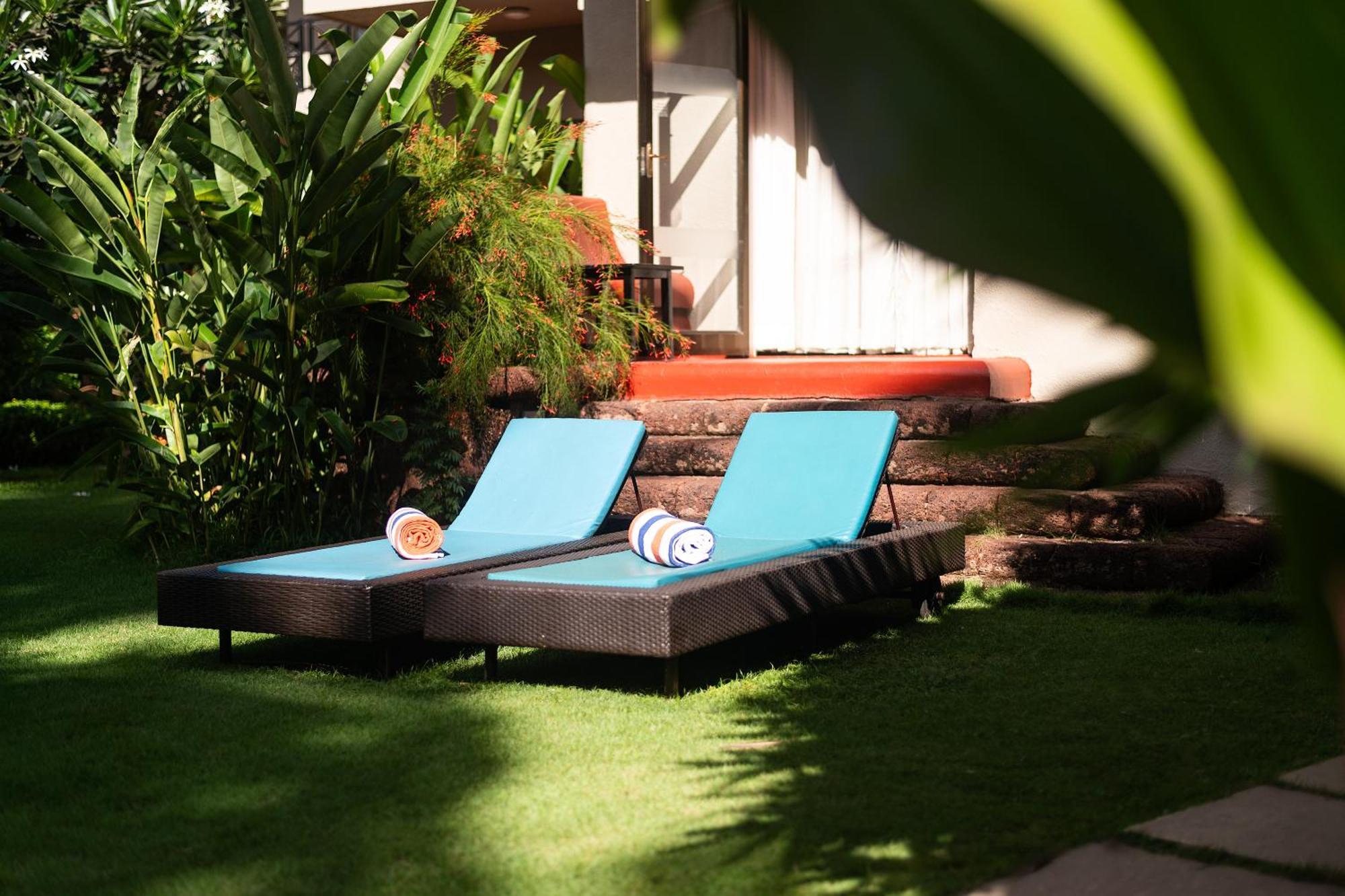 Whispering Palms Beach Resort Candolim Exteriör bild