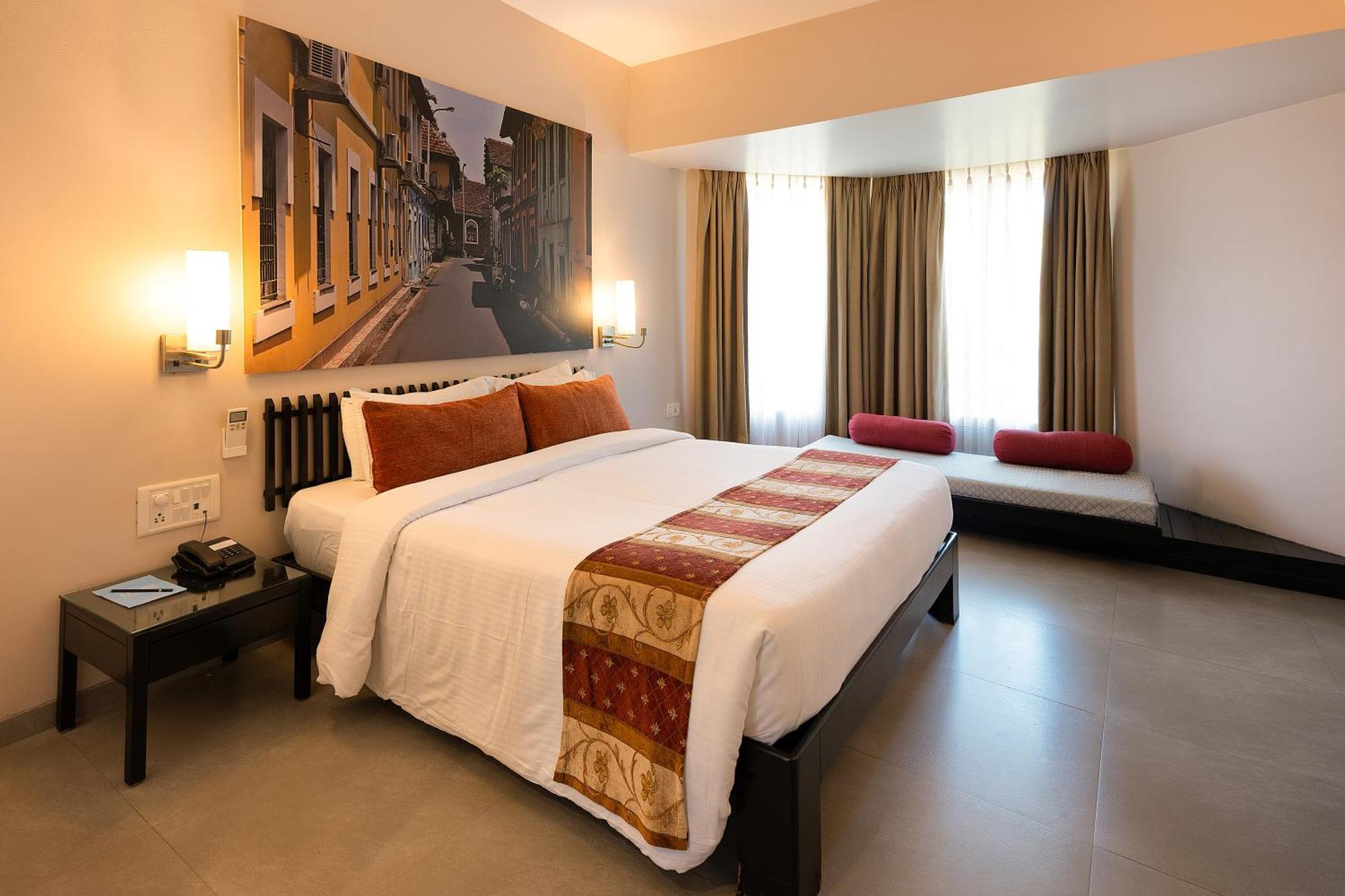 Whispering Palms Beach Resort Candolim Exteriör bild