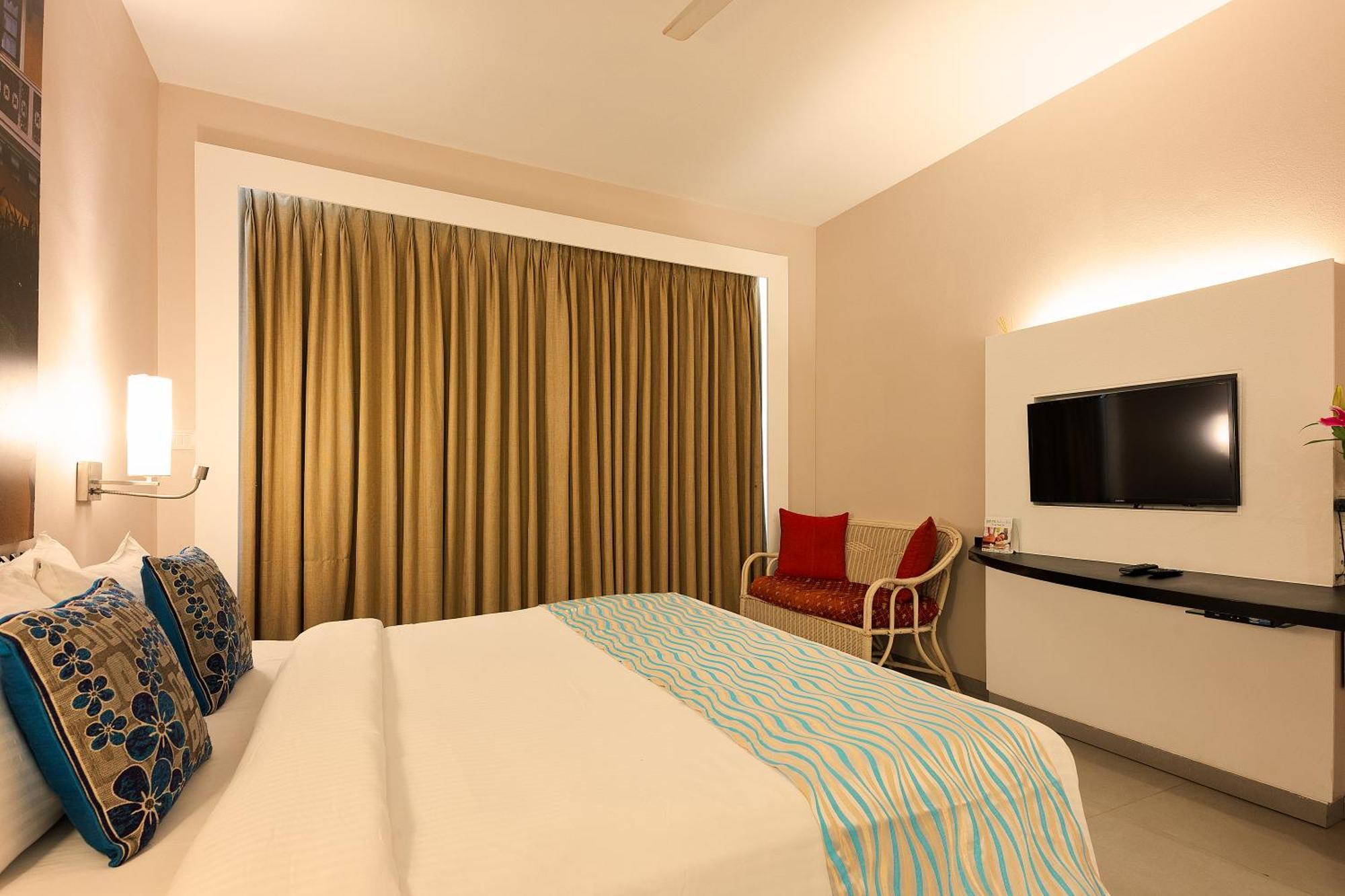 Whispering Palms Beach Resort Candolim Exteriör bild