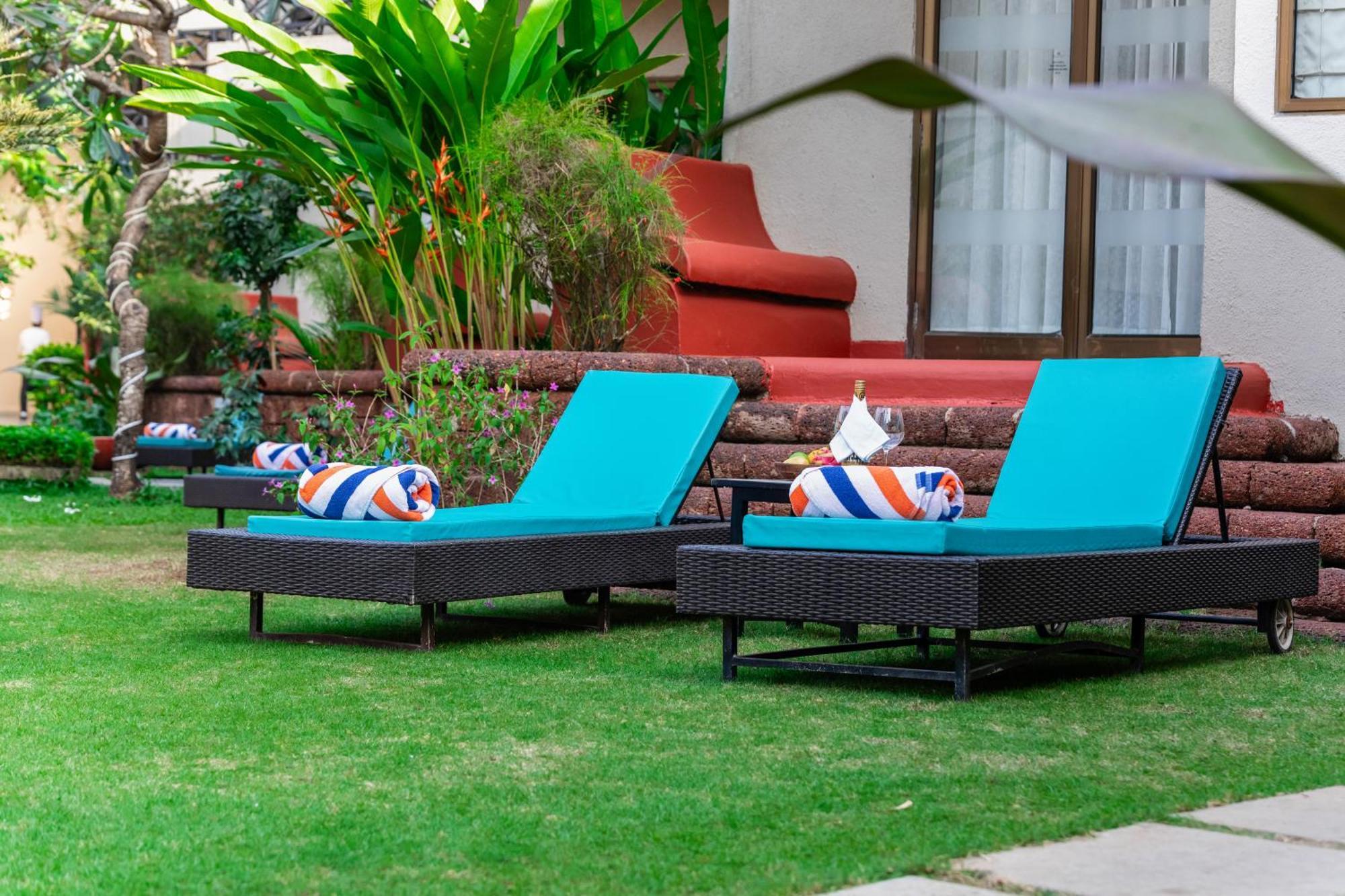 Whispering Palms Beach Resort Candolim Exteriör bild