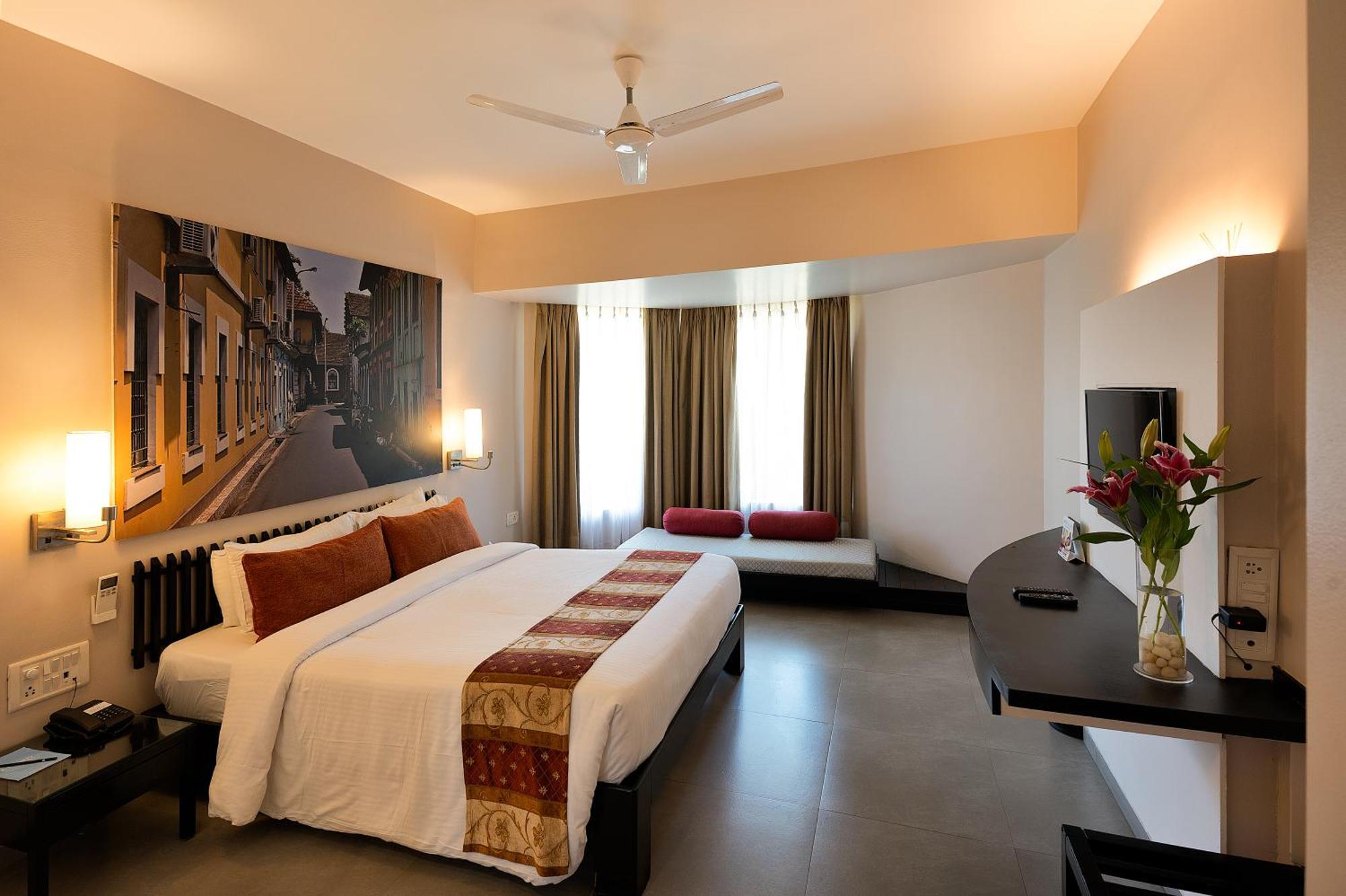 Whispering Palms Beach Resort Candolim Exteriör bild