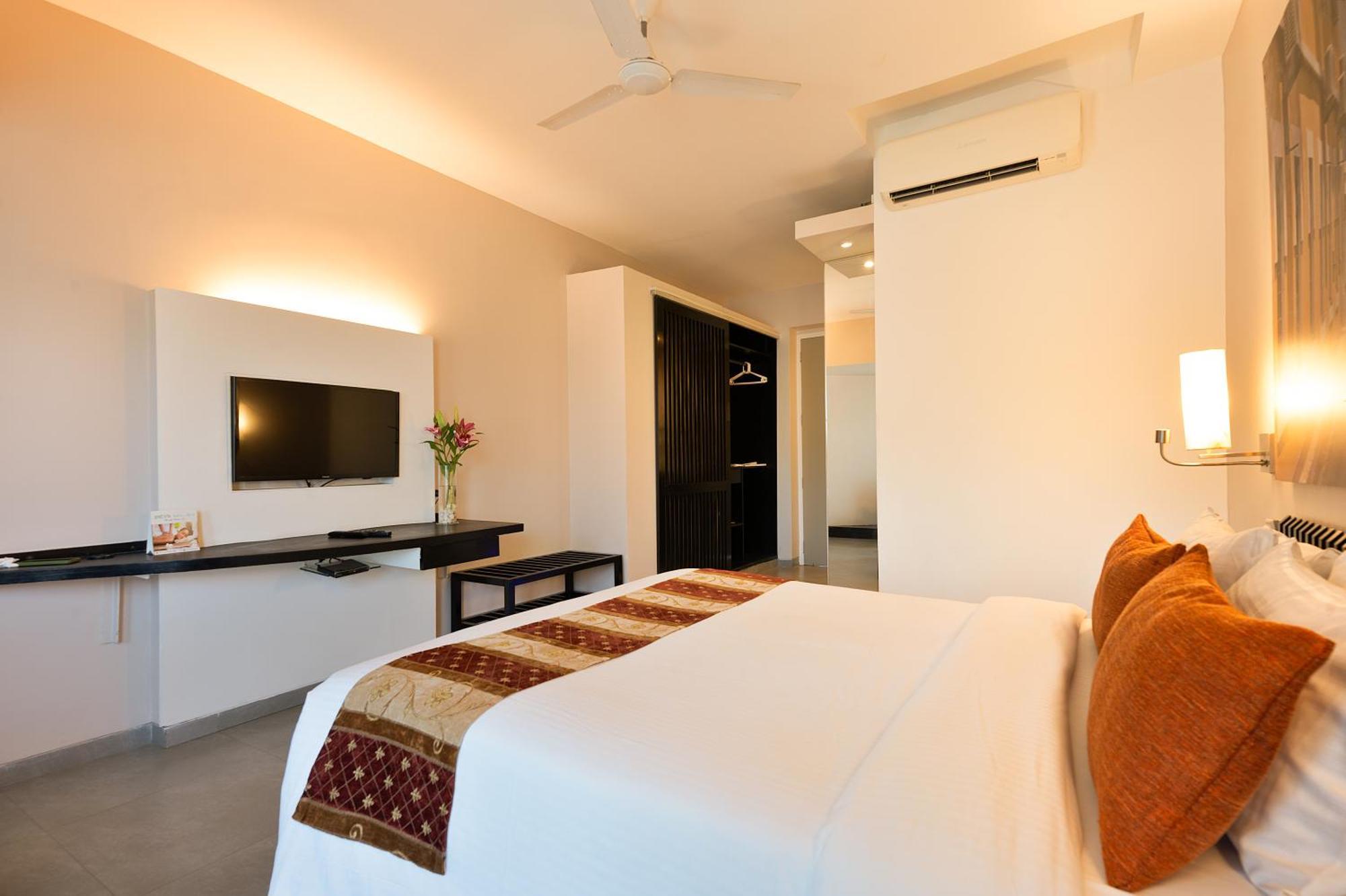 Whispering Palms Beach Resort Candolim Exteriör bild