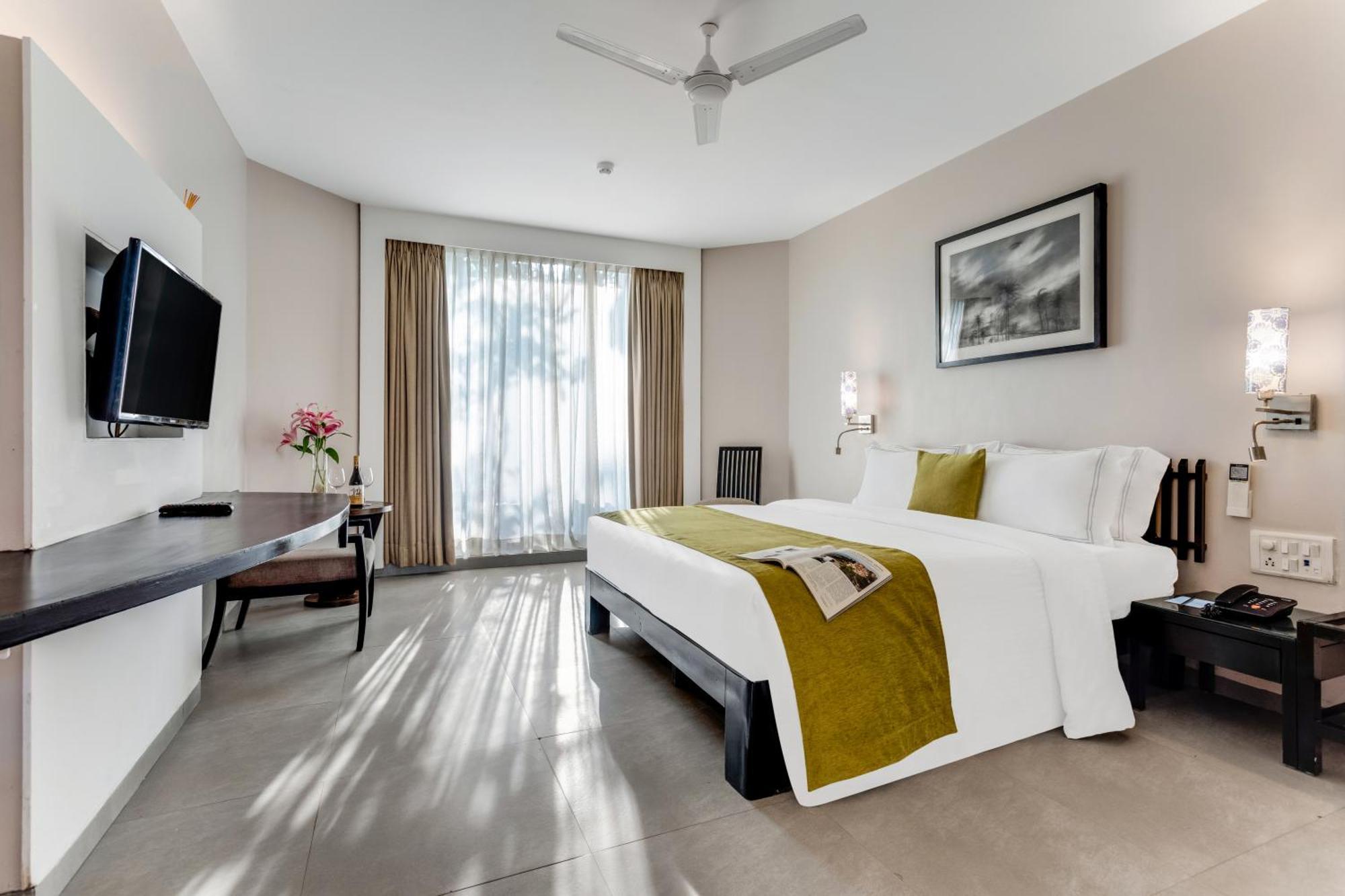 Whispering Palms Beach Resort Candolim Exteriör bild