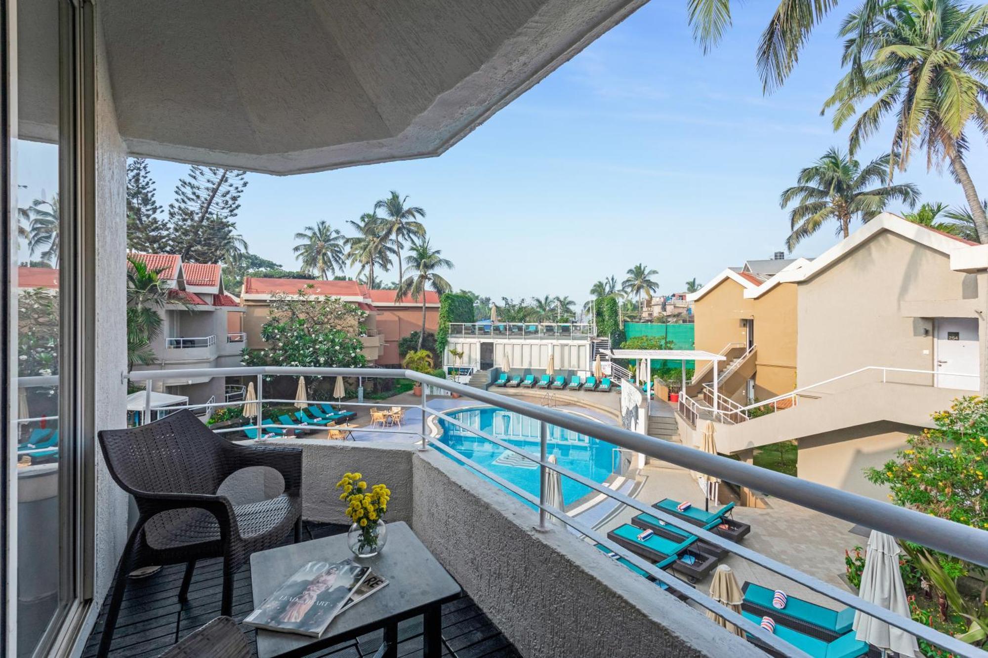 Whispering Palms Beach Resort Candolim Exteriör bild