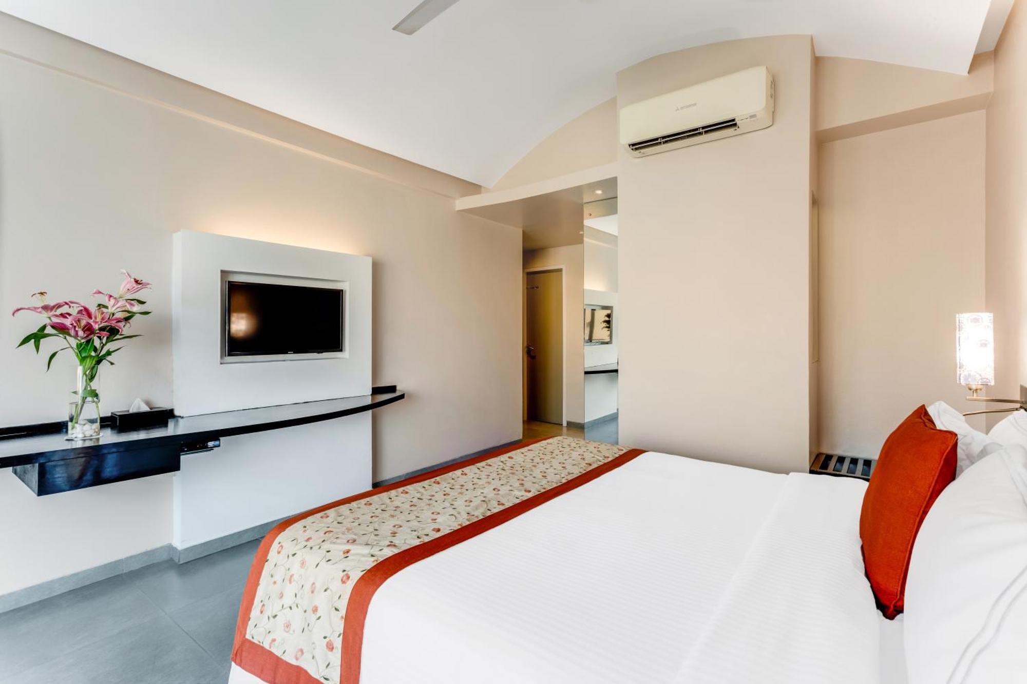 Whispering Palms Beach Resort Candolim Exteriör bild