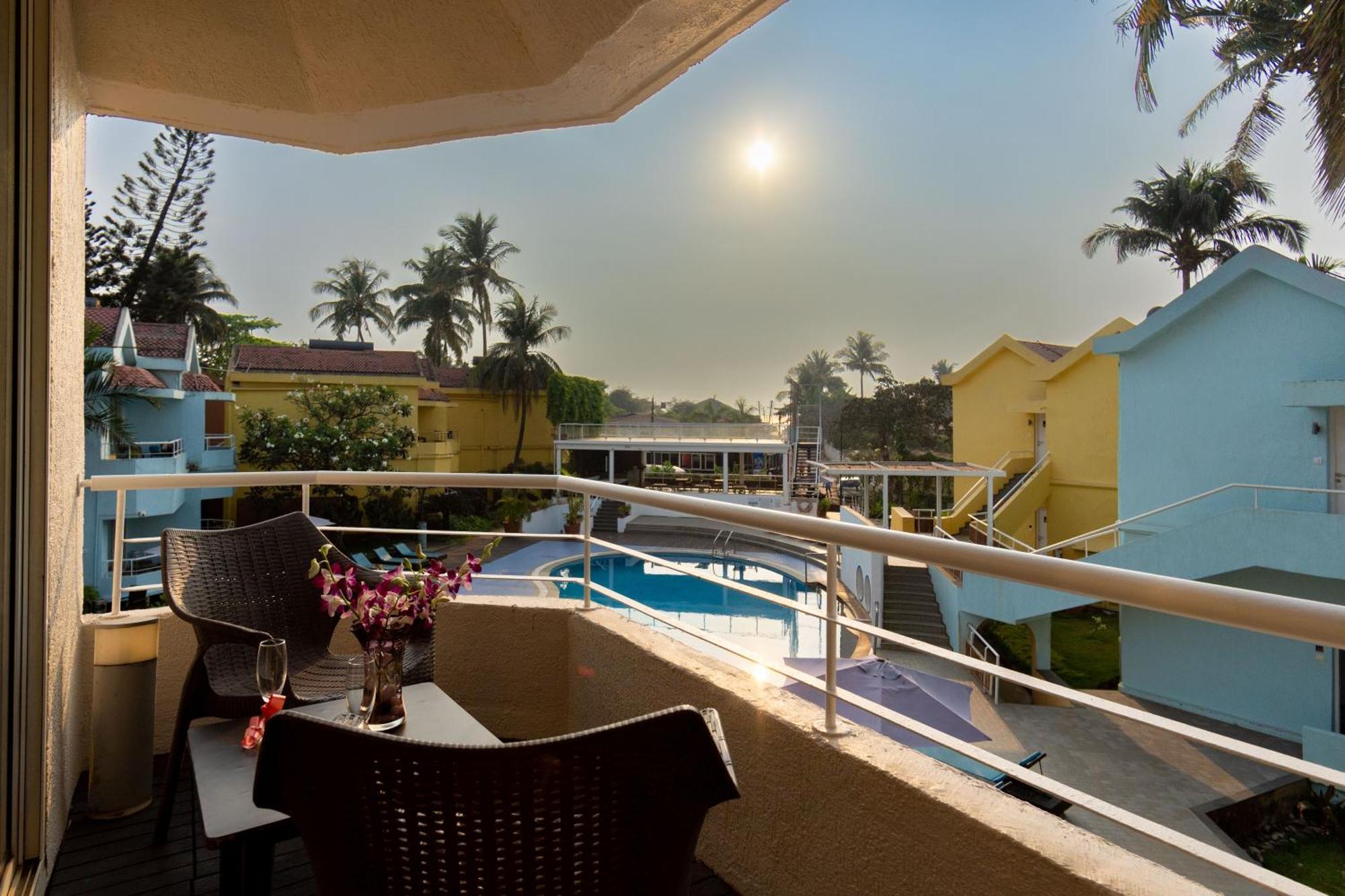 Whispering Palms Beach Resort Candolim Exteriör bild