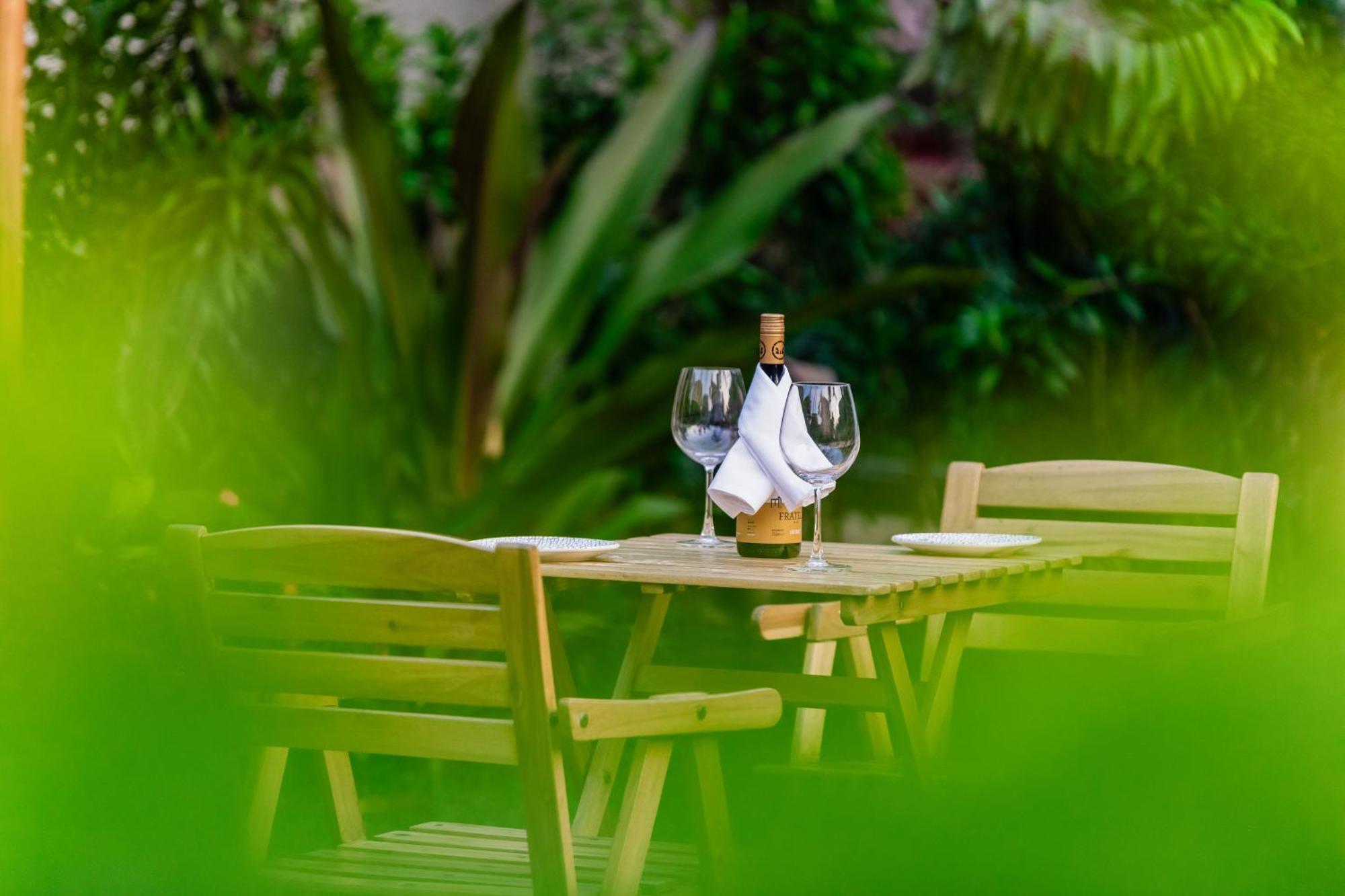Whispering Palms Beach Resort Candolim Exteriör bild