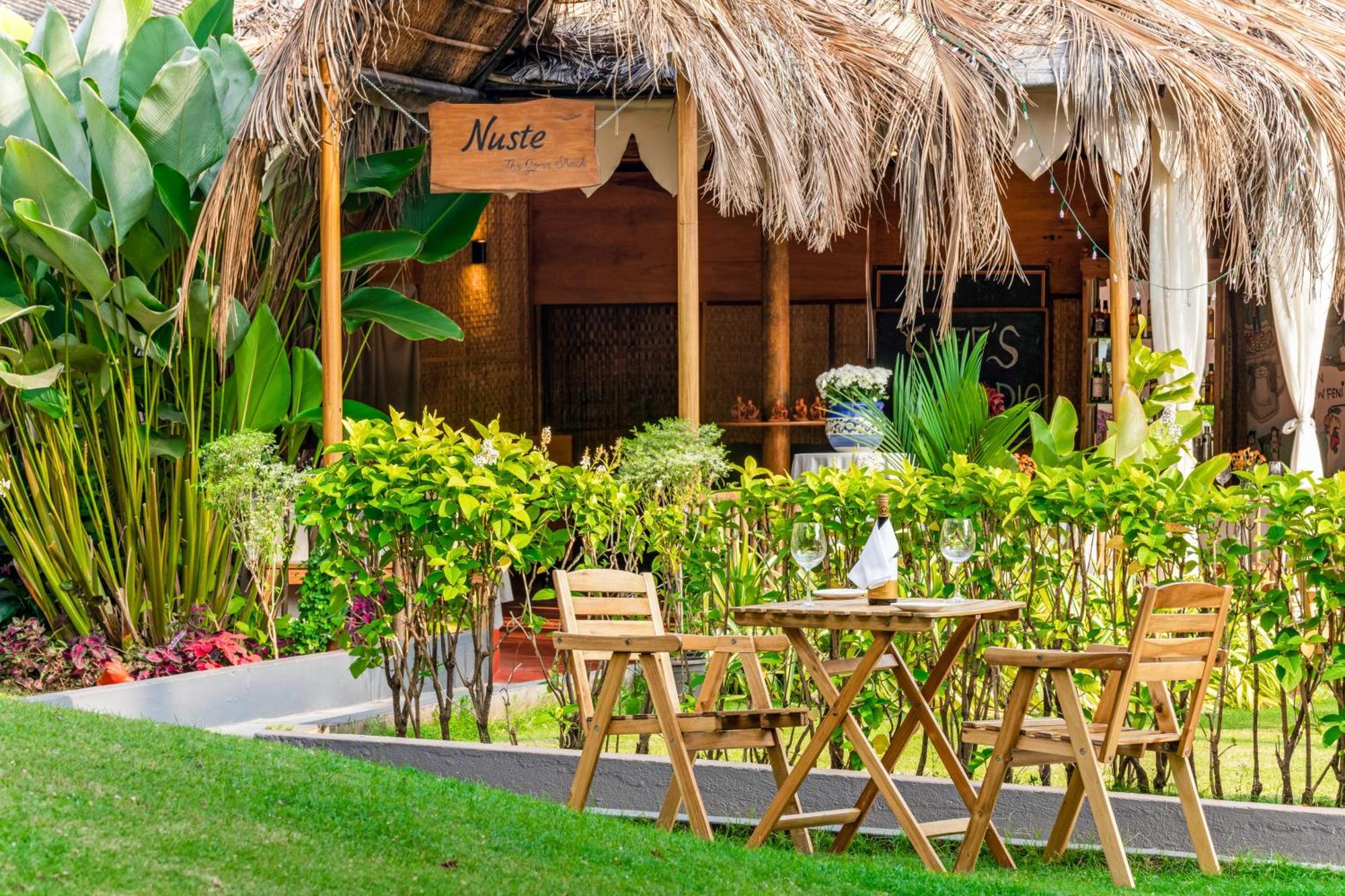 Whispering Palms Beach Resort Candolim Exteriör bild