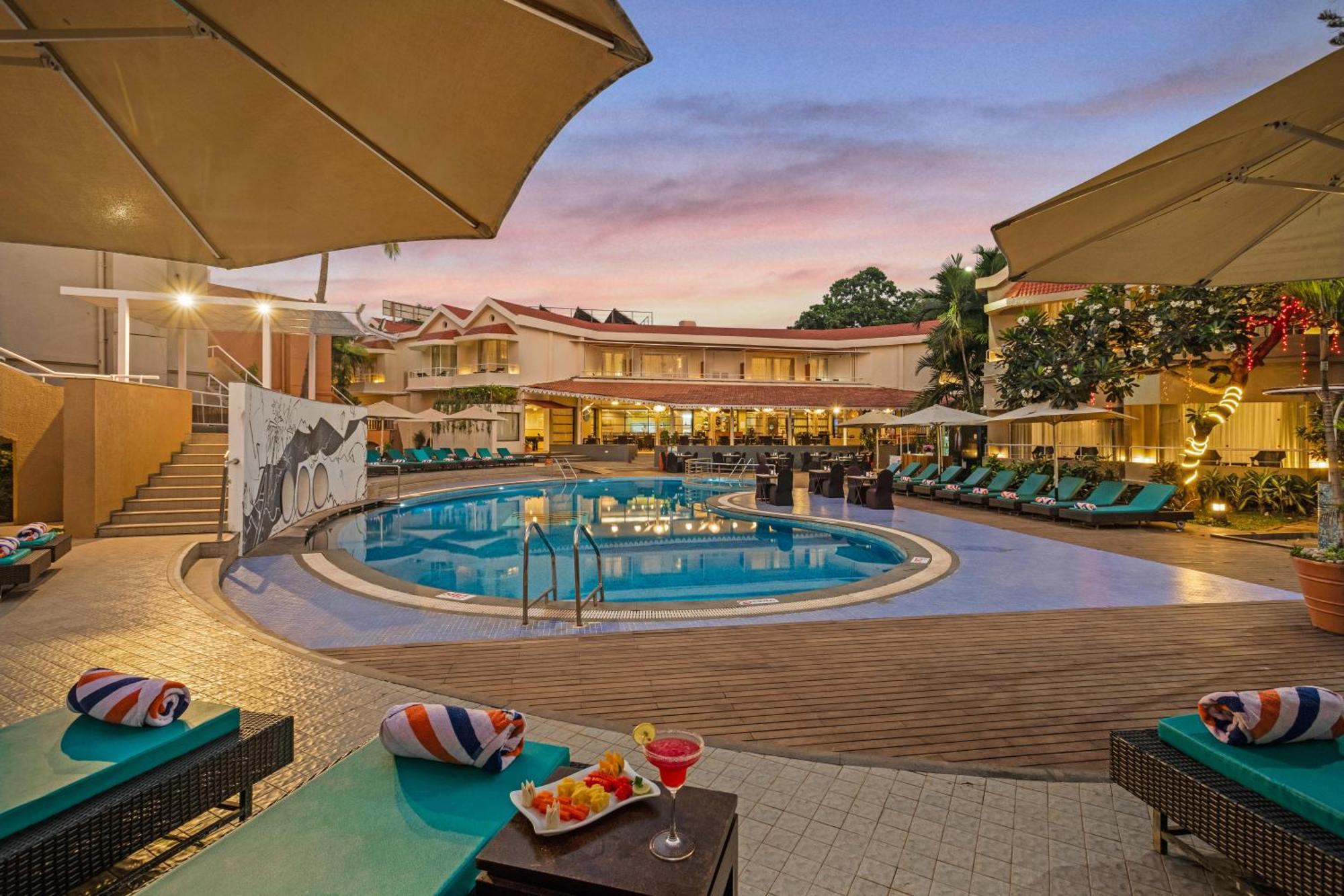 Whispering Palms Beach Resort Candolim Exteriör bild