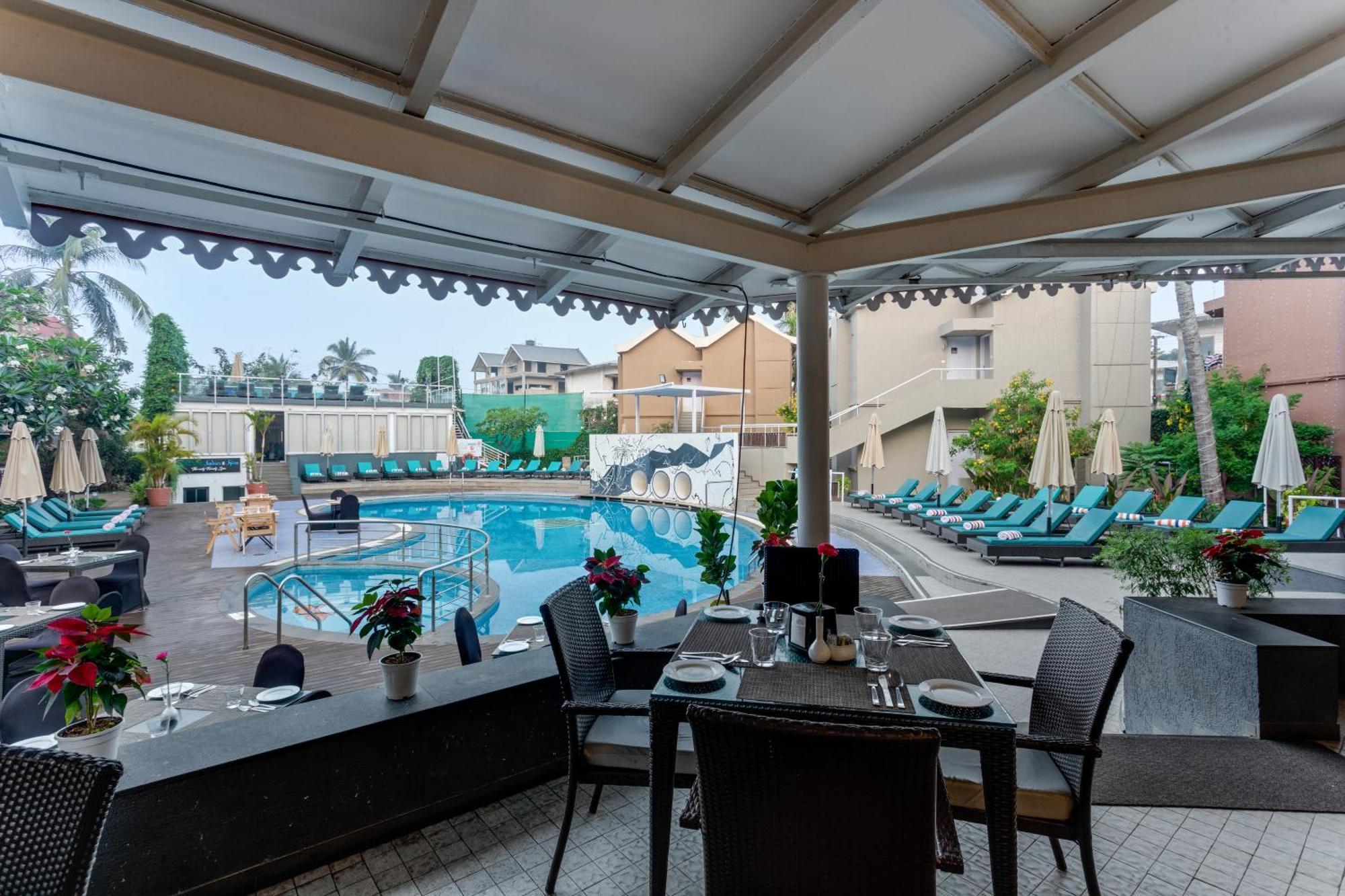 Whispering Palms Beach Resort Candolim Exteriör bild