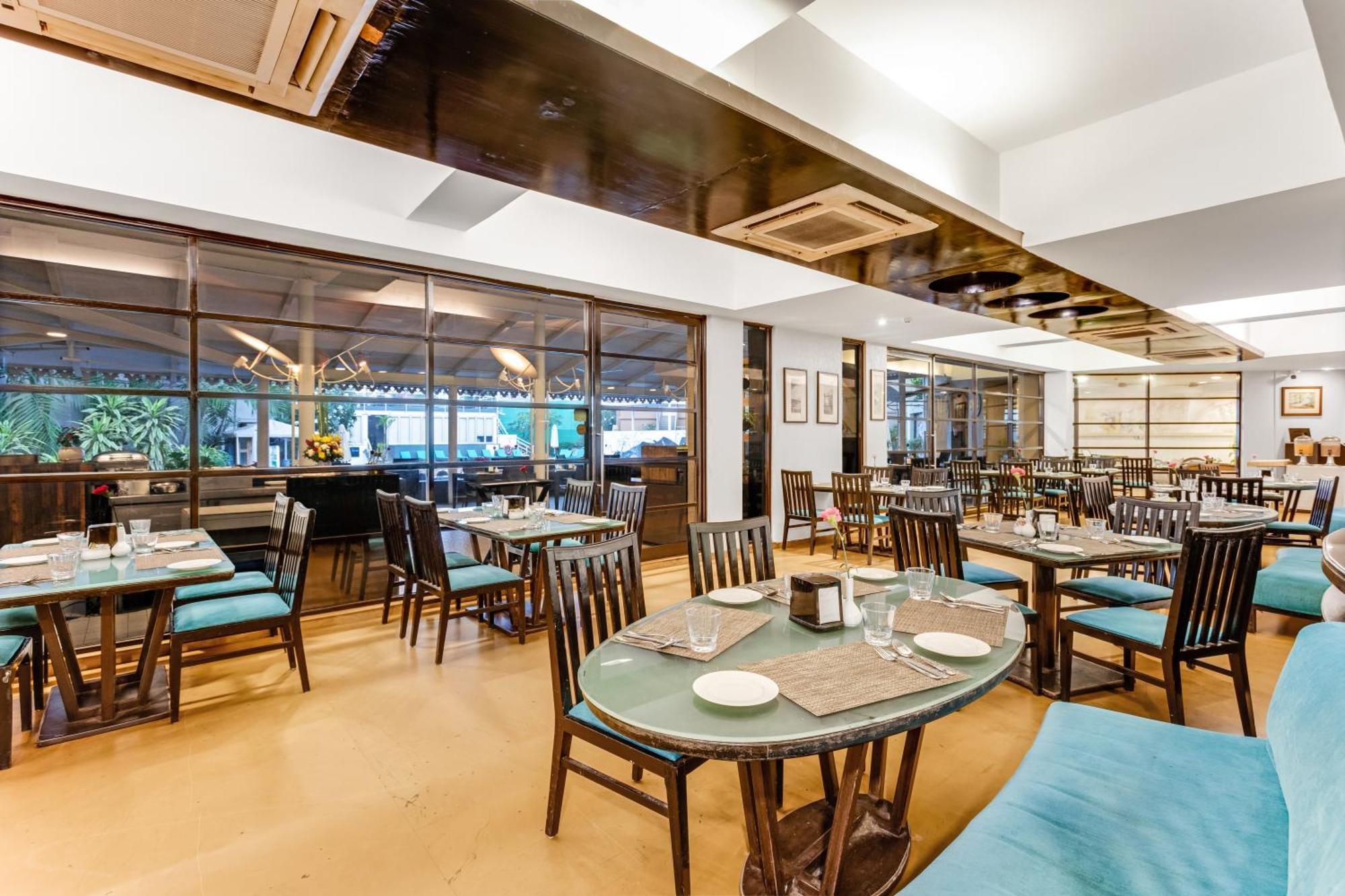 Whispering Palms Beach Resort Candolim Exteriör bild